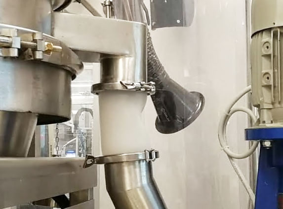 Customized connection for axis misalignment: the solution that facilitates product flow and guarantees adequate cleaning operations